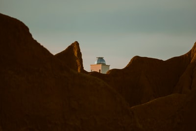 布朗山顶上的白色混凝土建筑